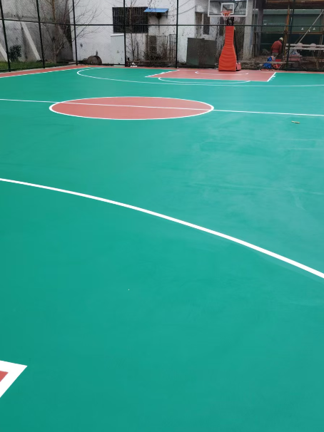 德格 球场长期使用易出现地面开裂